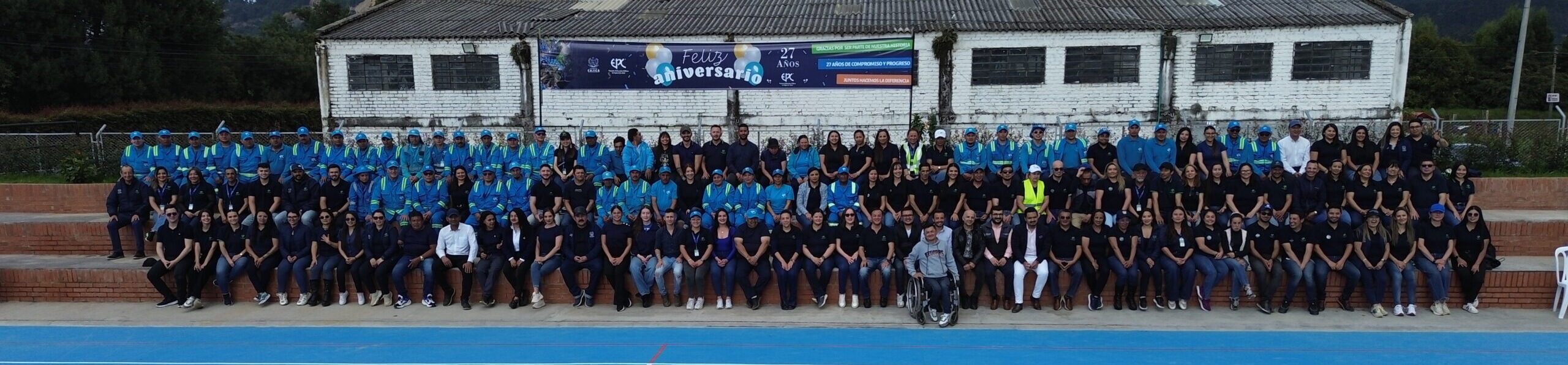 Equipo de la Empresa de Servicios Públicos de Cajicá celebrando su aniversario número 27