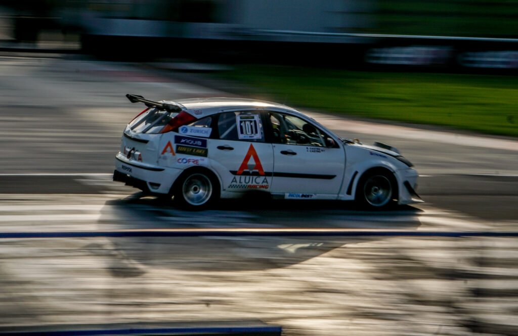 Auto de competencia número 101 en paneo sobre la pista
