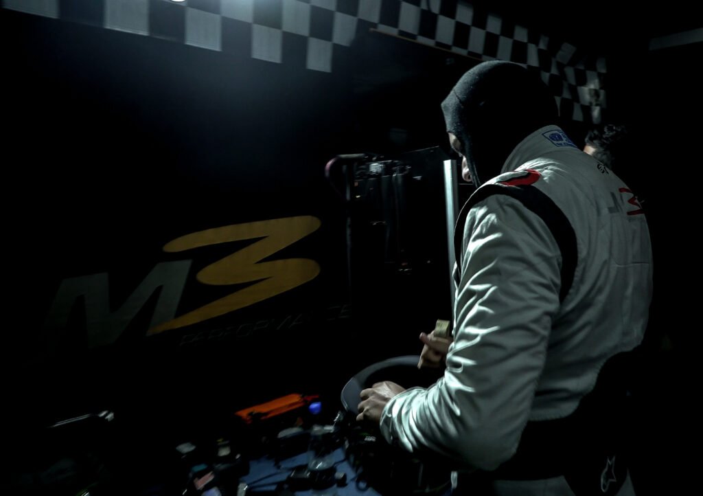Piloto preparándose en los boxes de LM3 Performance