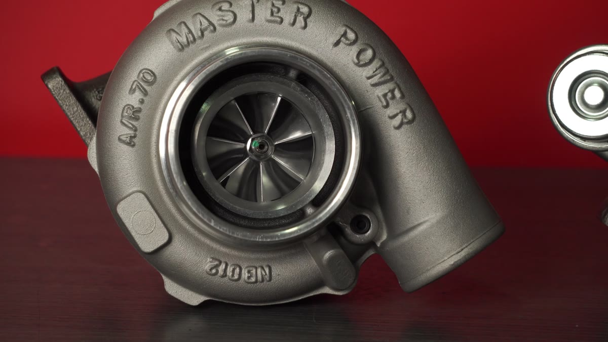 Turbos sobre fondo rojo en el comercial de BigBoost